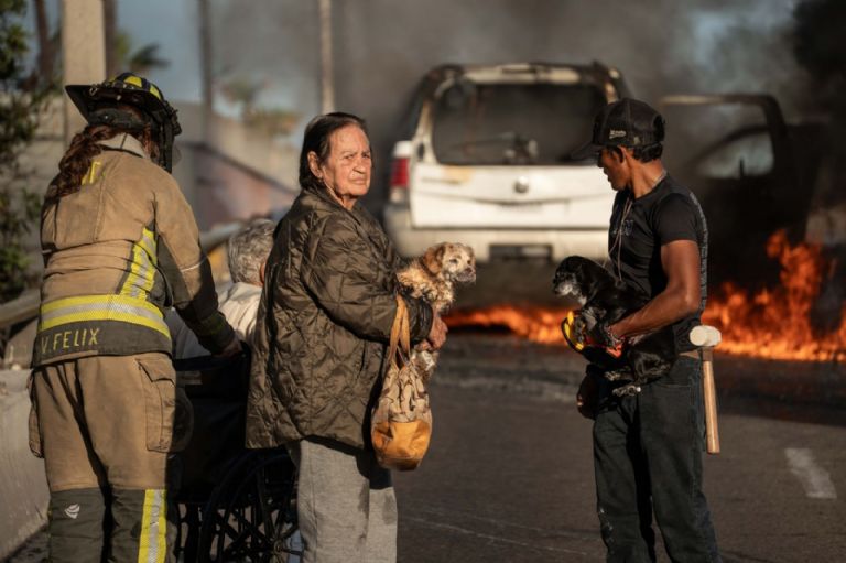Personas en situación de calle rescatan a pareja de abuelitos en Tijuana