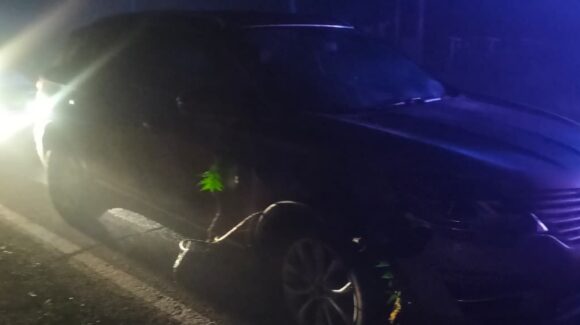 Un vehículo se salió de la carretera a Las Glorias por la calle 300 en Guasave, Sinaloa
