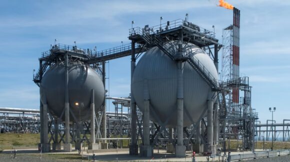 La guerra en Medio Oriente dispara precios de gas y crudo, ¿Cómo afectará en la economía mundial?