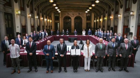 Sheinbaum anuncia acuerdo para mantener gasolina regular debajo de 24 pesos