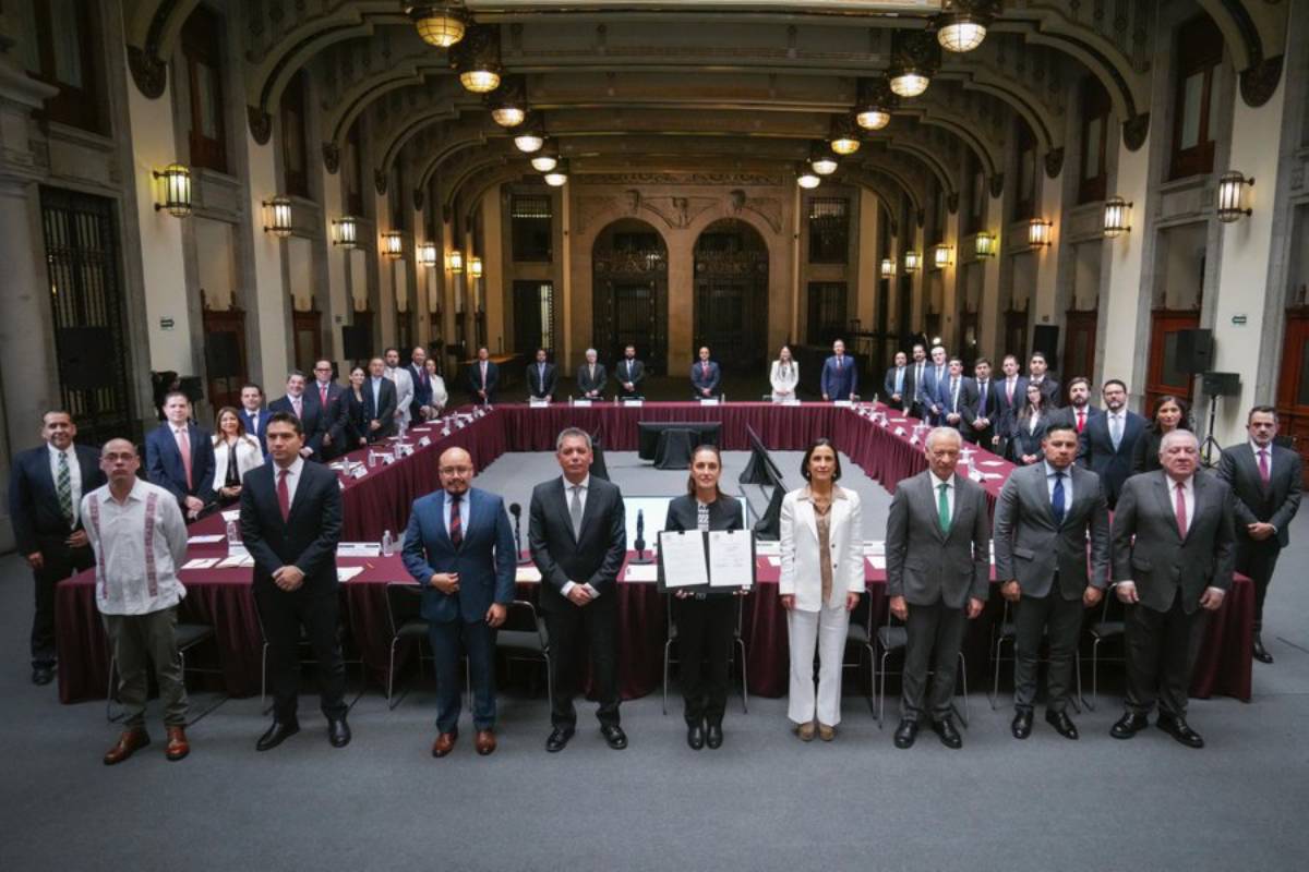Sheinbaum anuncia acuerdo para mantener gasolina regular debajo de 24 pesos