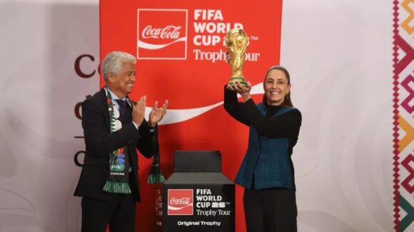 ¡Sheinbaum levanta la copa! Trofeo del Mundial 2026 llega a Palacio Nacional