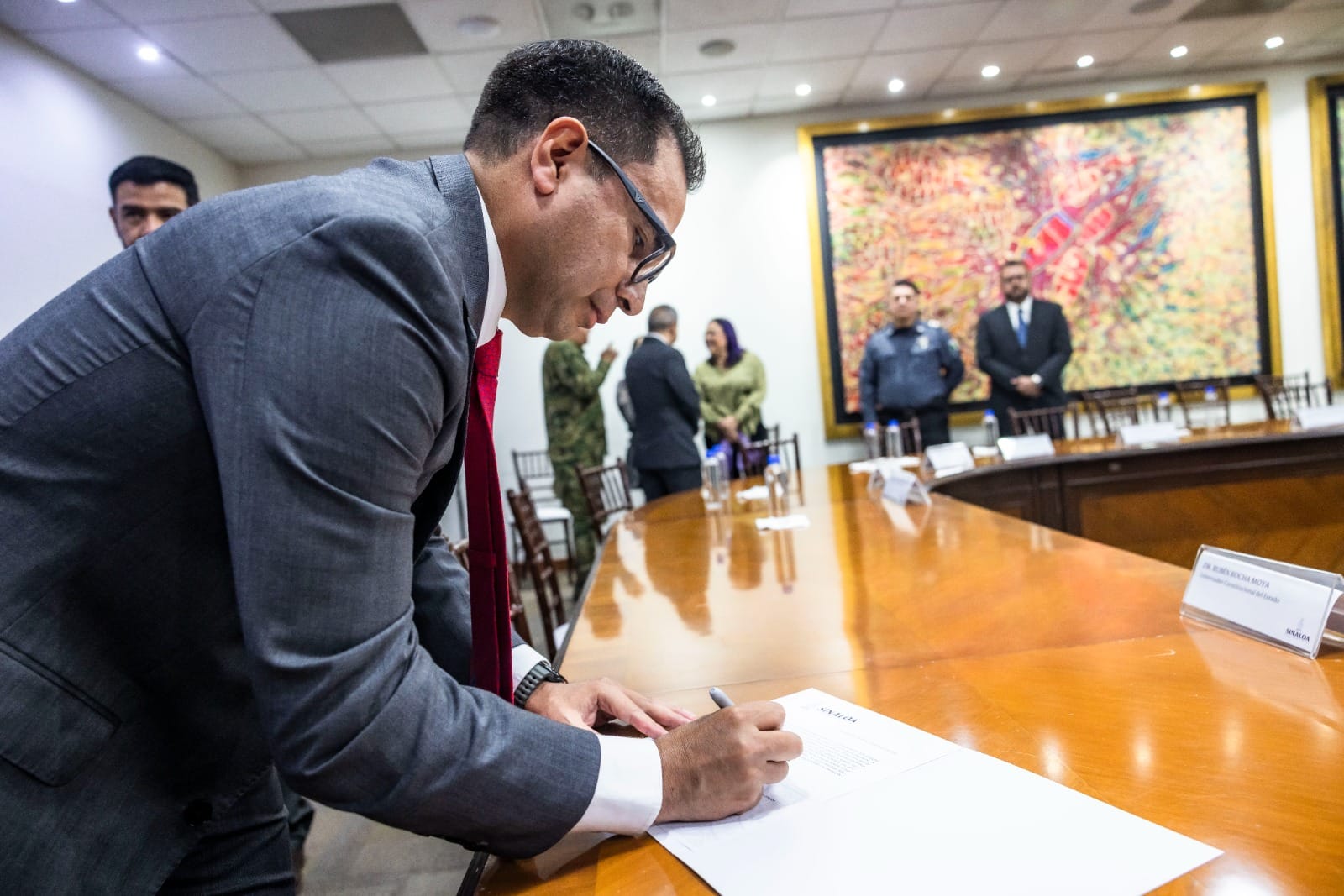 Rocha toma protesta a nuevo titular de SSP