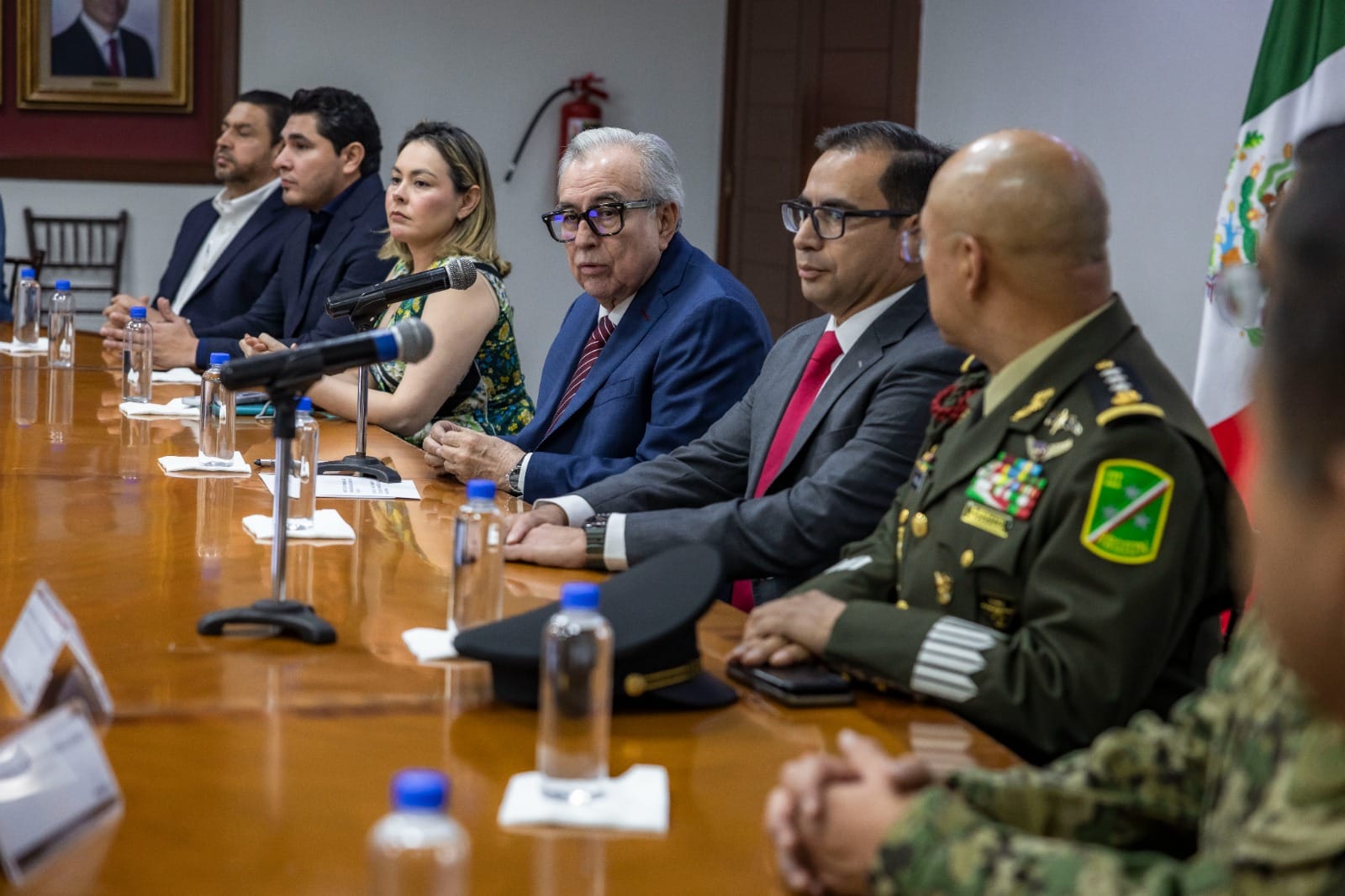 Rocha toma protesta a nuevo titular de SSP