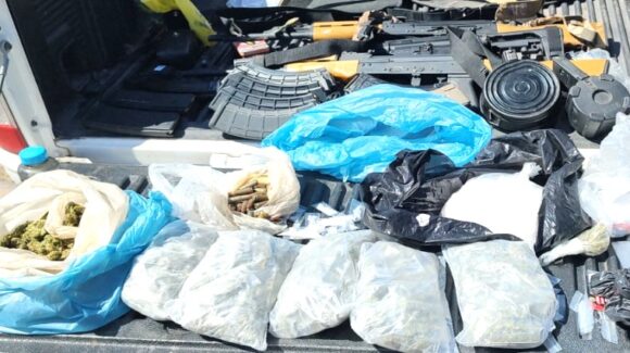 Aseguran un vehículo con 3 armas largas, cartuchos y drogas en El Salado, Culiacán