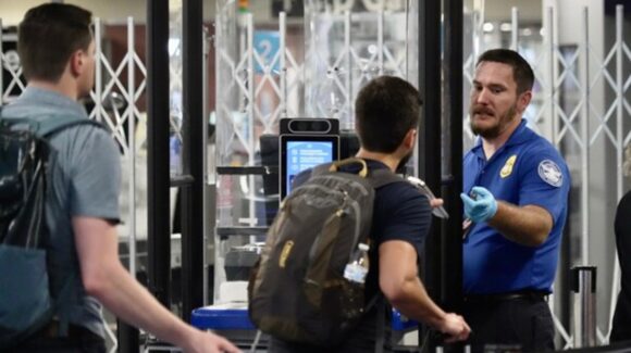 Trump ordena despliegue de agentes ICE en aeropuertos, realizarán control de pasajeros