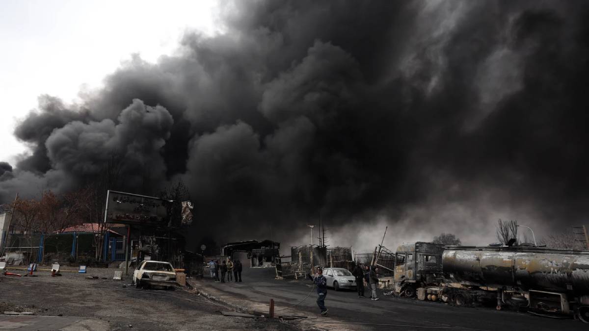 Una refinería ardiendo tras un ataque israelí