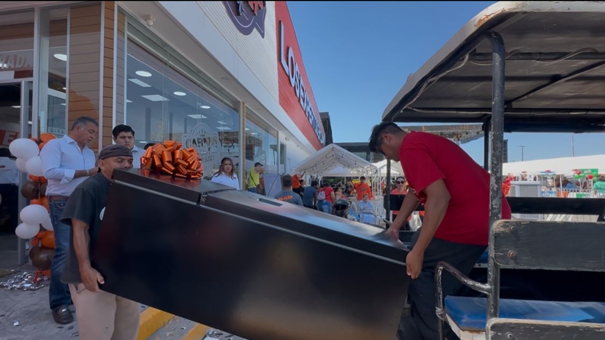 Se llevan un refrigerador durante la inauguración de sucursal de Carnes Selectas Nayarit, en Mazatlán