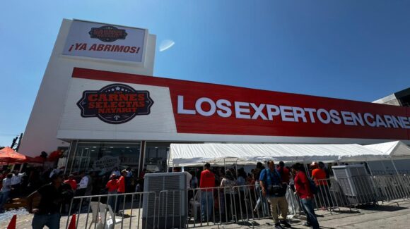 ¡Acamparon por un refrigerador! Así ganaron con Carnes Selectas Nayarit tras esperar toda la noche su inauguración en Mazatlán, Sinaloa