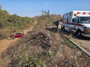 Automovilista se sale del camino y termina en un barranco al norte de Mazatlán