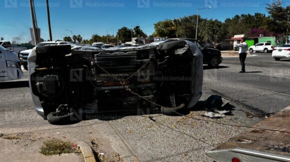 Un joven y una mujer adulta resultan lesionados tras accidente con volcadura en la Anáhuac de Los Mochis, Sinaloa
