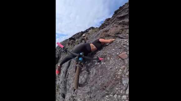 Video | Casi cae por un barranco… ciclista española se viraliza por poner en riesgo su vida