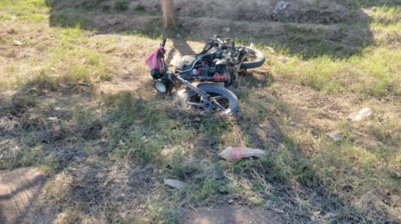Motociclista sufre salida de camino en La Trinidad, Guasave, Sinaloa; una menor resulta lesionada