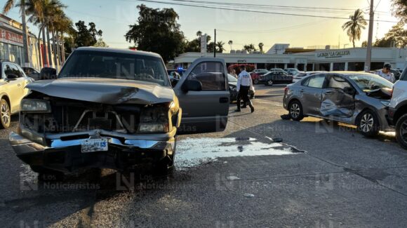 Un adulto y una menor resultaron lesionados tras múltiple accidente en el sector centro de Los Mochis, Sinaloa