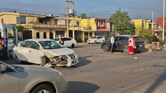Dos mujeres resultan lesionadas tras aparatoso accidente en el sector Diamante de Los Mochis, Sinaloa