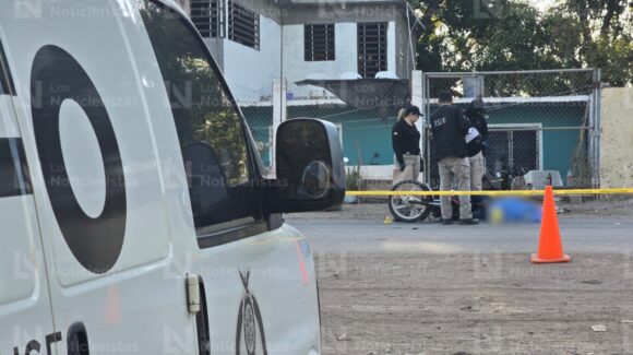 Fuerte choque entre dos motocicletas deja un fallecido y dos heridos en Toboloto de Navolato, Sinaloa