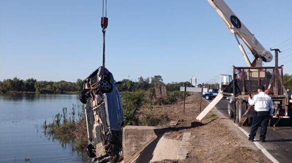 Automóvil cae al dique en la carretera Guamúchil–Angostura tras chocar contra los muros de contención