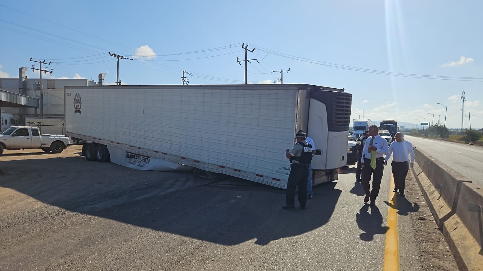 Se suelta caja de tráiler en La Costerita de Culiacán