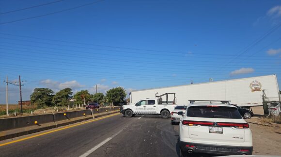 ¡Tome precauciones! Se suelta caja de tráiler en La Costerita de Culiacán y provoca cierre total de la vialidad