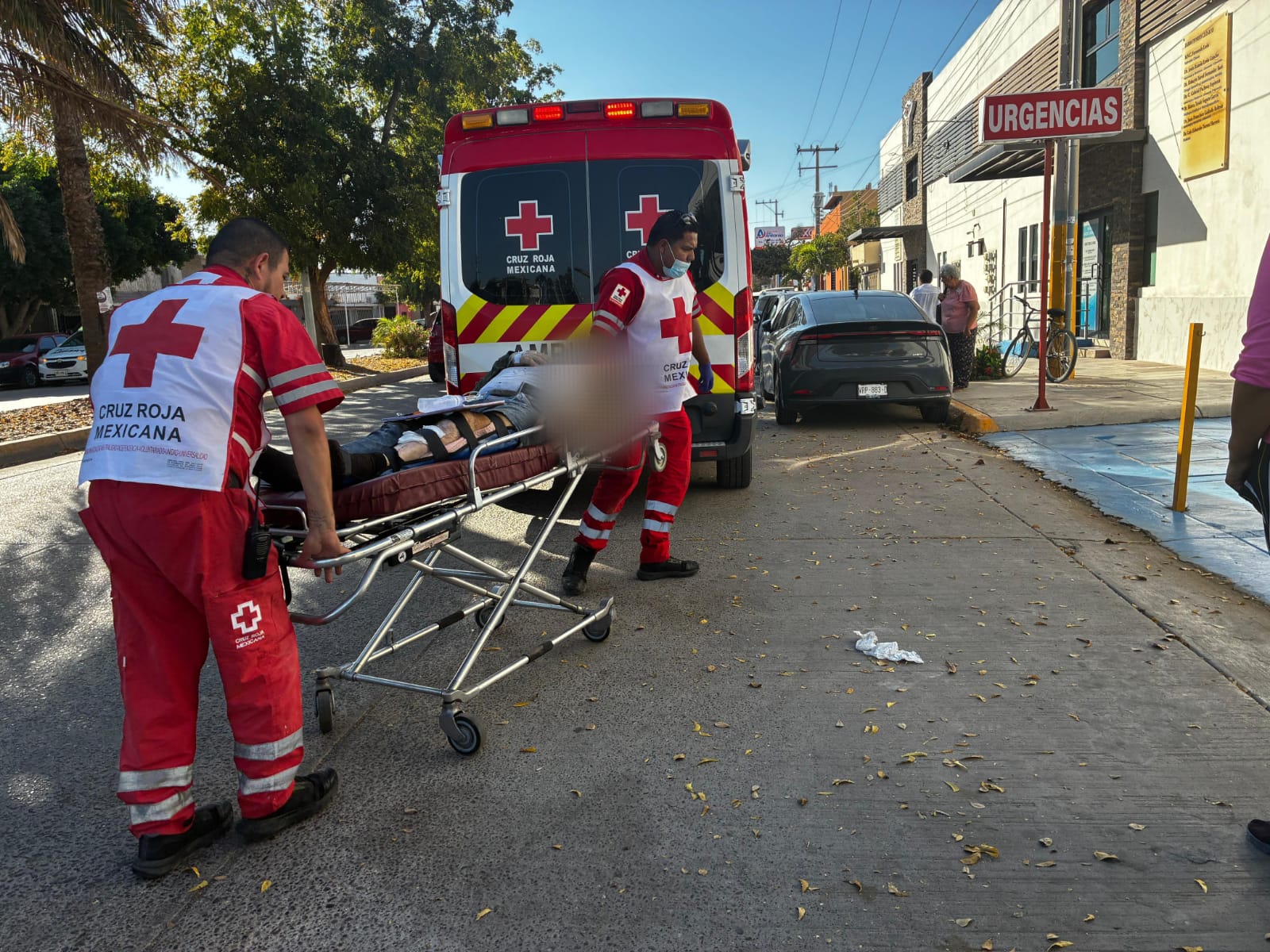 Paramédicos de cruz roja transportan a lesionado