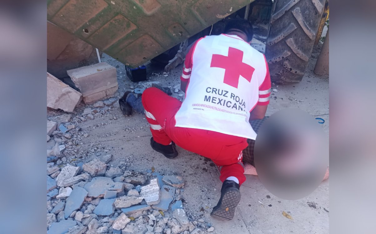 Paramédico de cruz roja atiende a lesionado