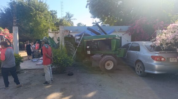Operador de un tractor termina dentro de una vivienda en Bagojo Colectivo en Ahome, Sinaloa