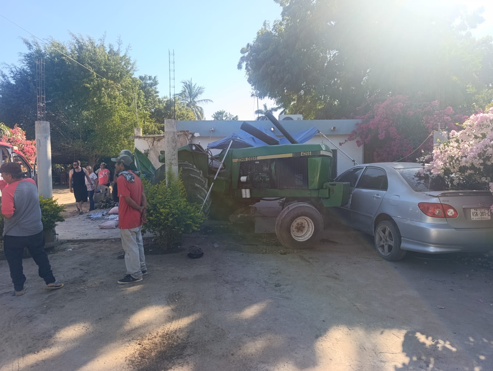 Tractor derrumba techumbre
