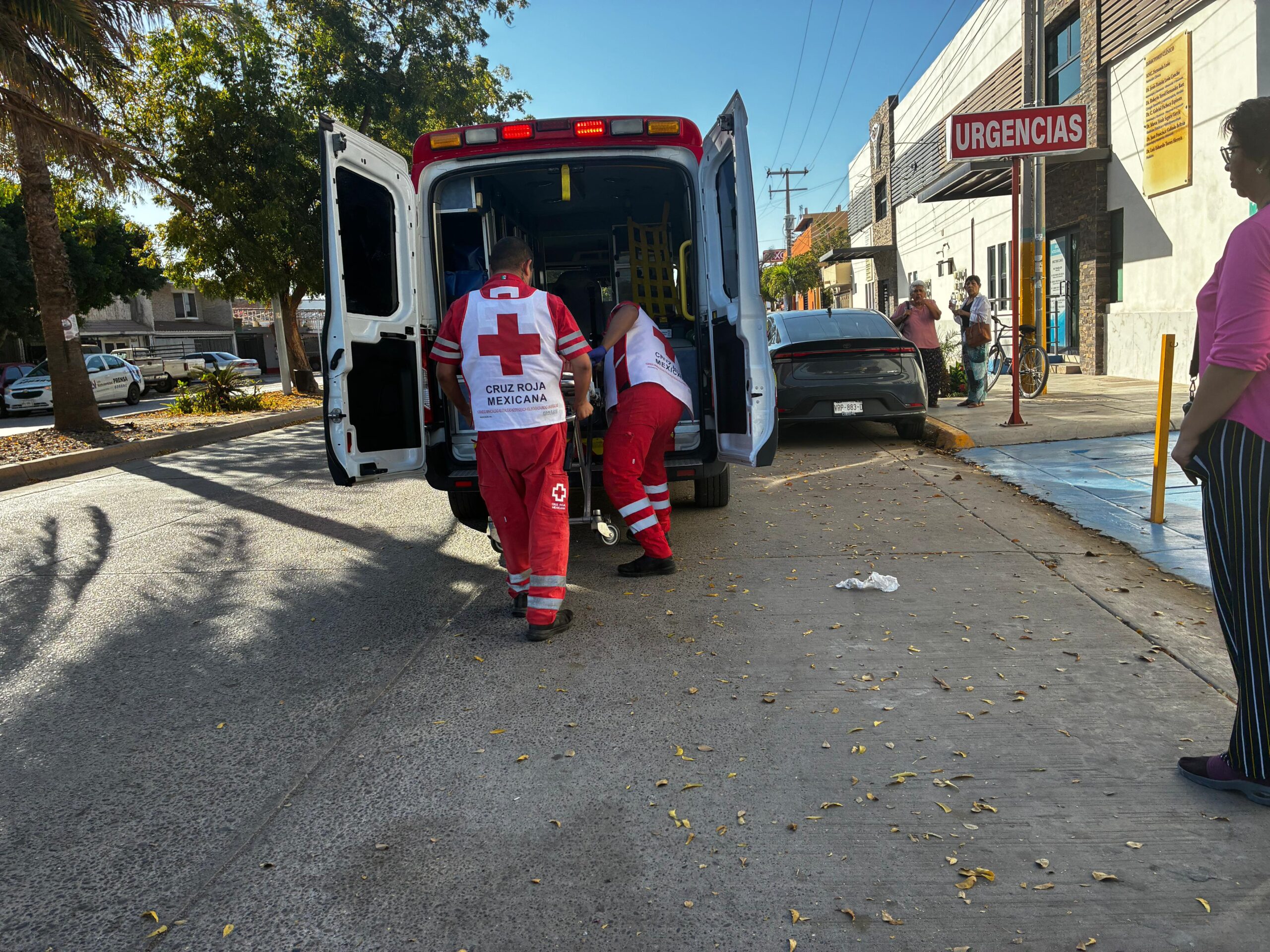 Paramédicos de cruz roja transportan a lesionado