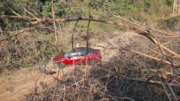 Automovilista se sale del camino y termina en un barranco al norte de Mazatlán, Sinaloa