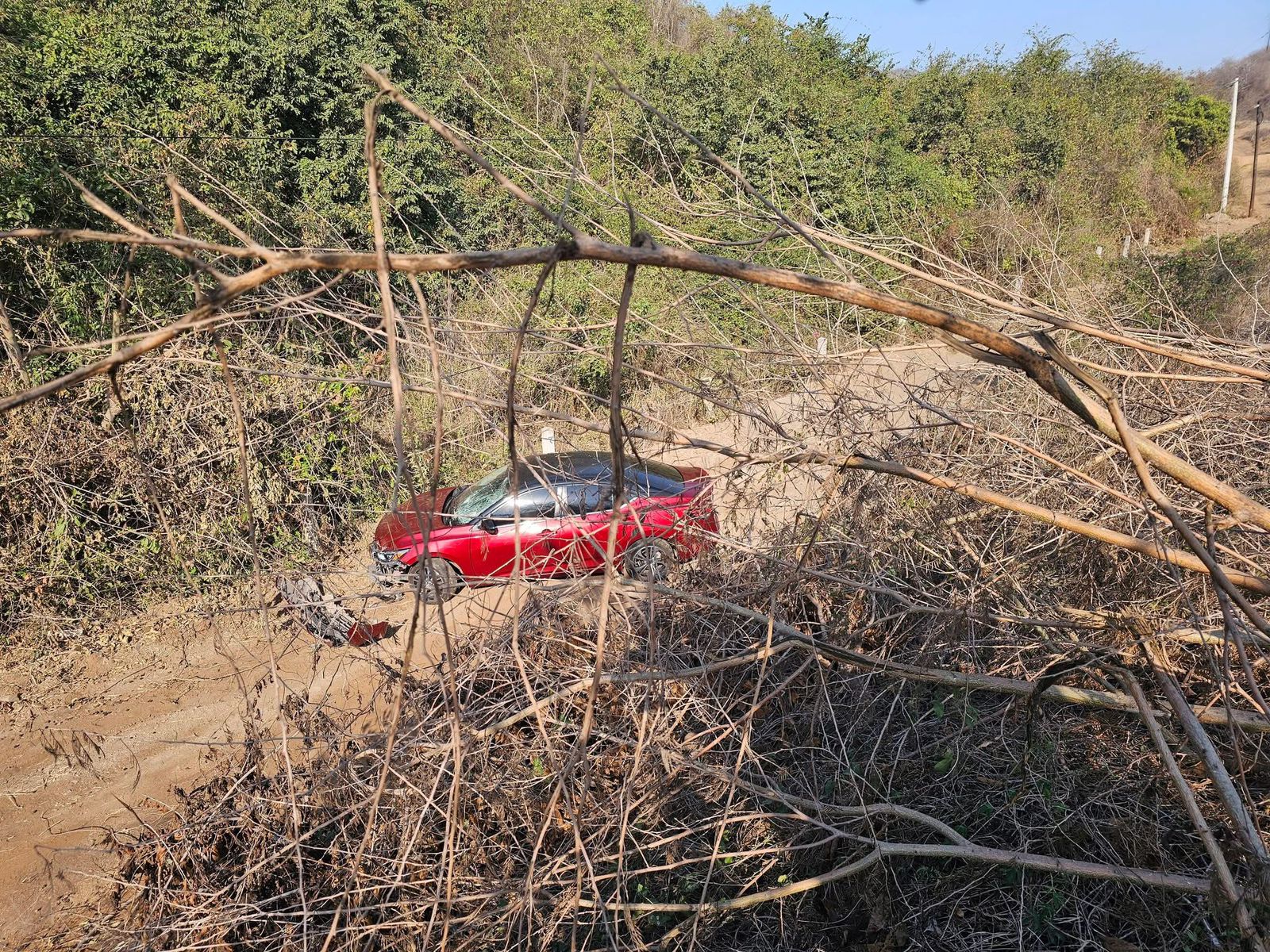 Automovilista se sale del camino y termina en un barranco al norte de Mazatlán