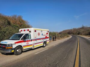 Automovilista se sale del camino y termina en un barranco al norte de Mazatlán