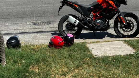 Choque de motocicletas deja una mujer lesionada en Praderas de Villa de Los Mochis, Sinaloa
