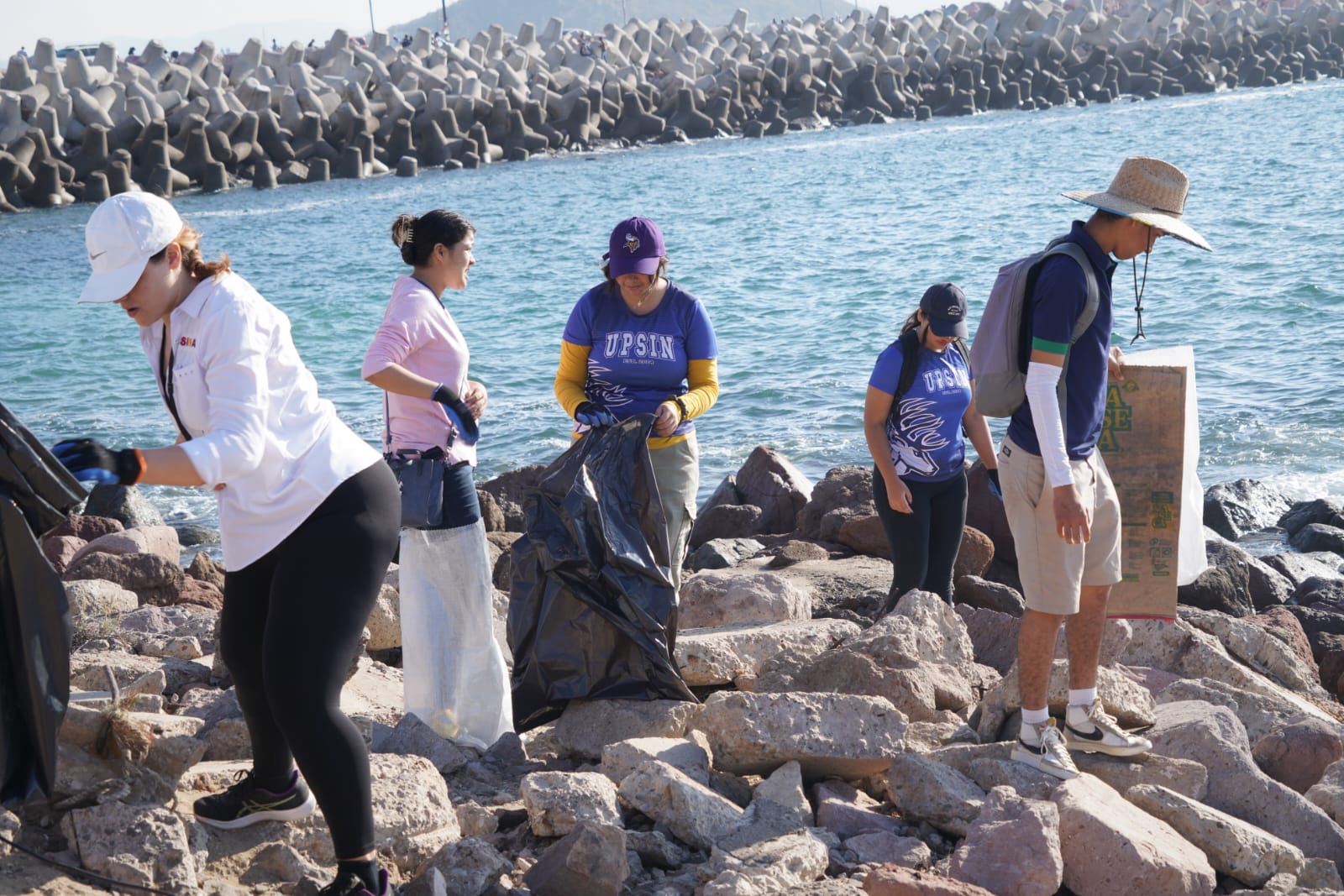 activan jornada de limpieza en la escollera del faro en mazatlan sinaloa