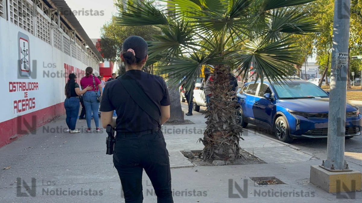 Adulto mayor pierde la vida afuera de banco, en Los Mochis.