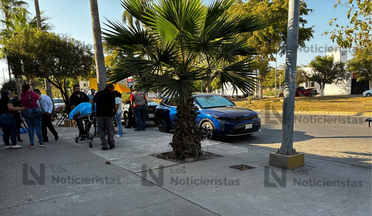 Adulto mayor pierde la vida afuera de banco, en Los Mochis.
