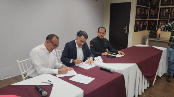 Ahome firma convenio ante Insus sobre regularización de terrenos; es el primer municipio en México en entregar las escrituras a familias