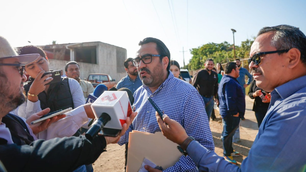 alcalde da banderazo a pavimentacion de calles alrededor de la uas de quila