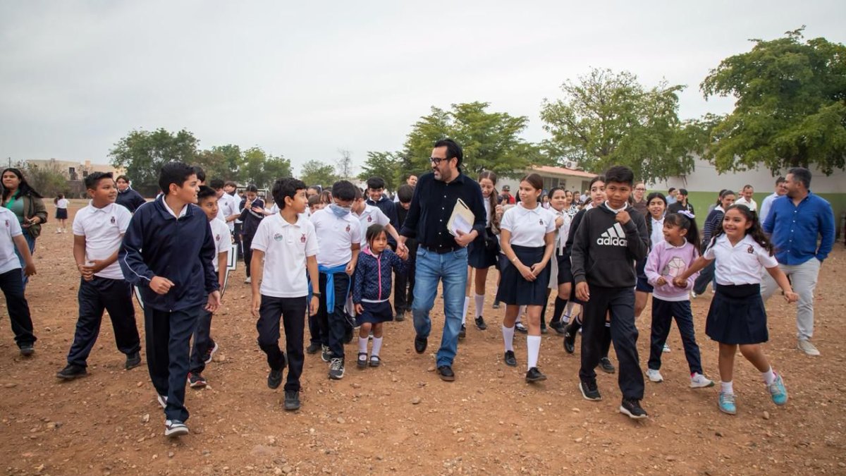 alcalde de culiacan con habitantes de colonias por pavimentacion de calle
