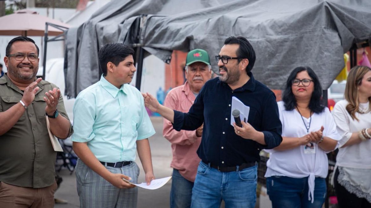 alcalde de culiacan con habitantes de colonias por pavimentacion de calles alumno