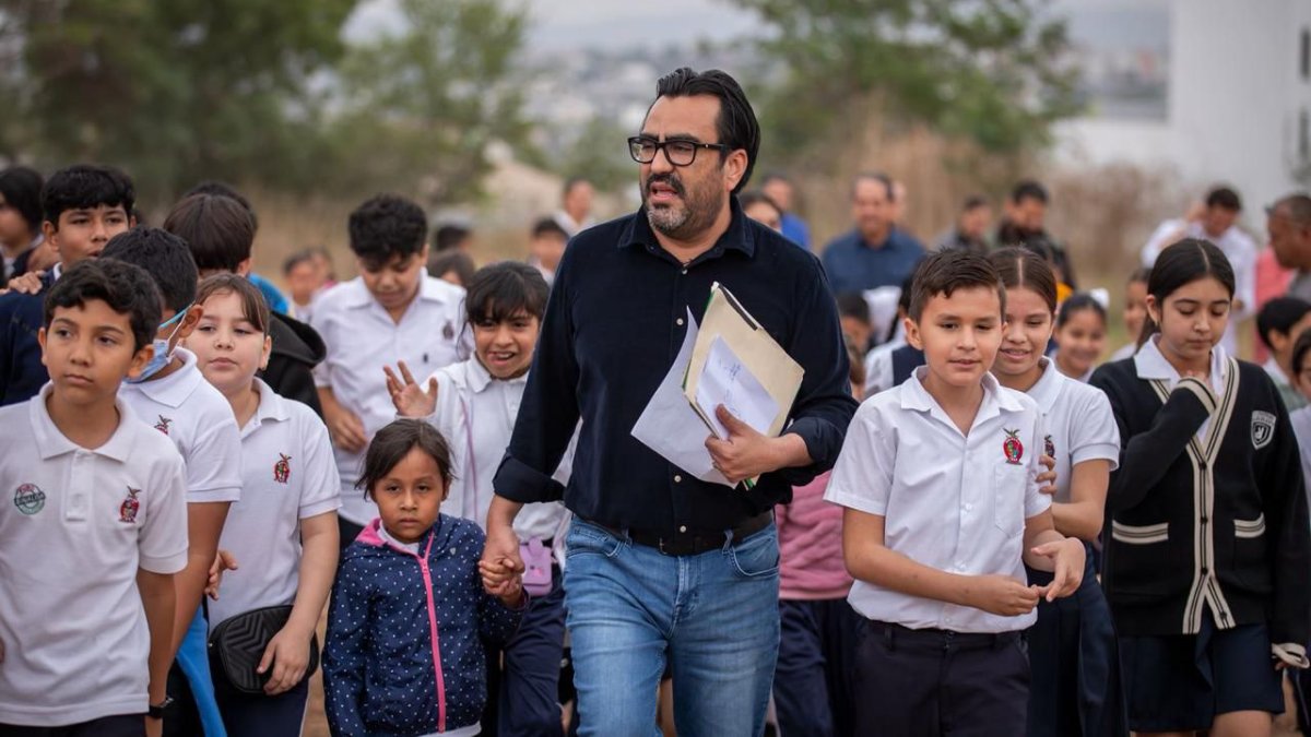 alcalde de culiacan con habitantes de colonias por pavimentacion de calles estudiantes