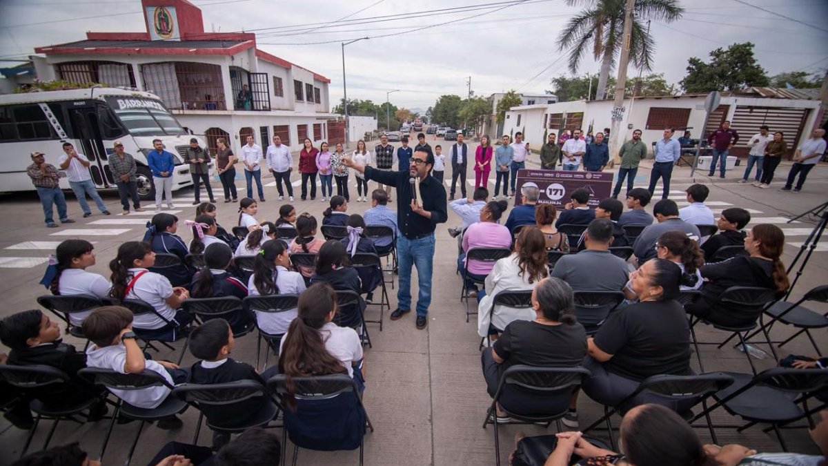 alcalde de culiacan con habitantes de colonias por pavimentacion de calles lugar