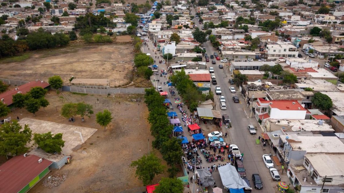 alcalde de culiacan con habitantes de colonias por pavimentacion de calles panoramica