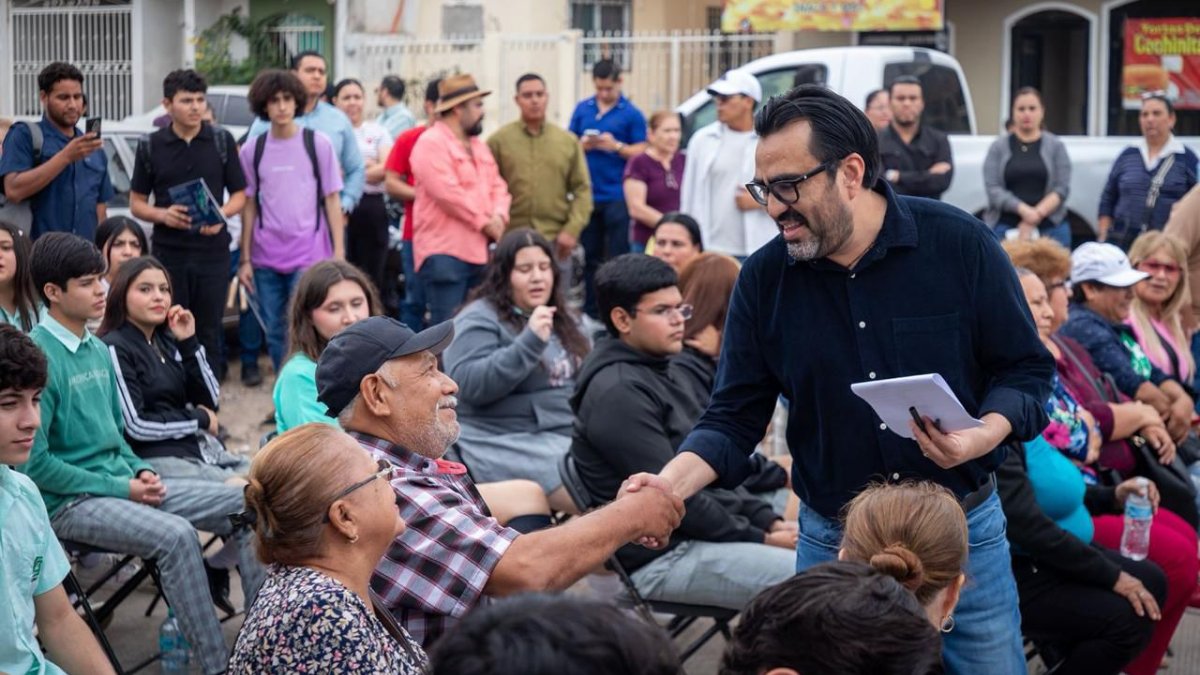 alcalde de culiacan con habitantes de colonias por pavimentacion de calles