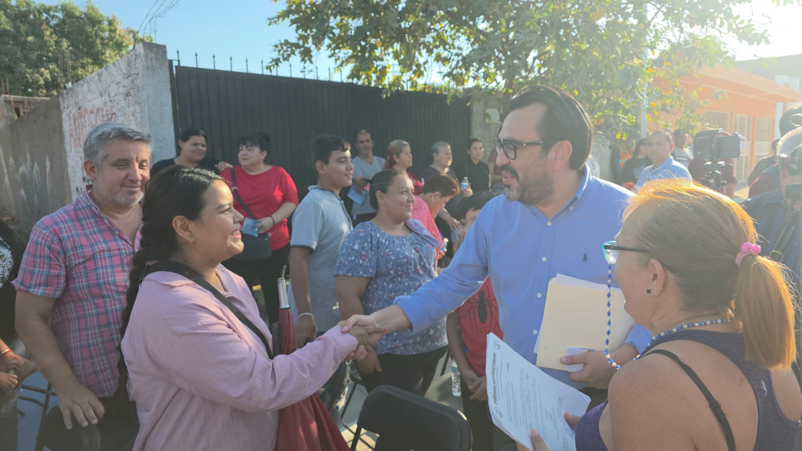 Alcalde de Culiacán entrega pavimentación en colonia Huizaches