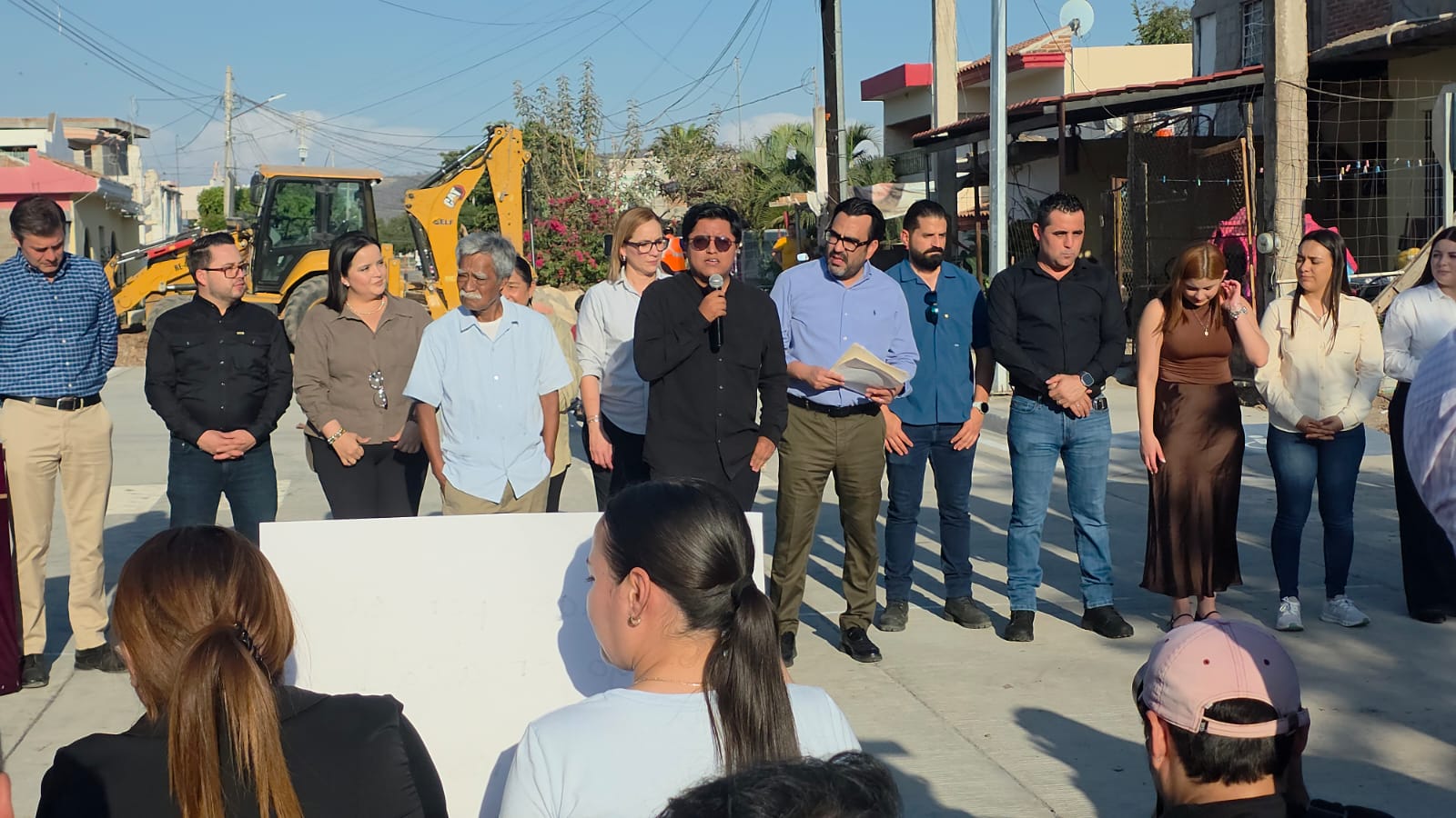 Alcalde de Culiacán entrega pavimentación en colonia Huizaches