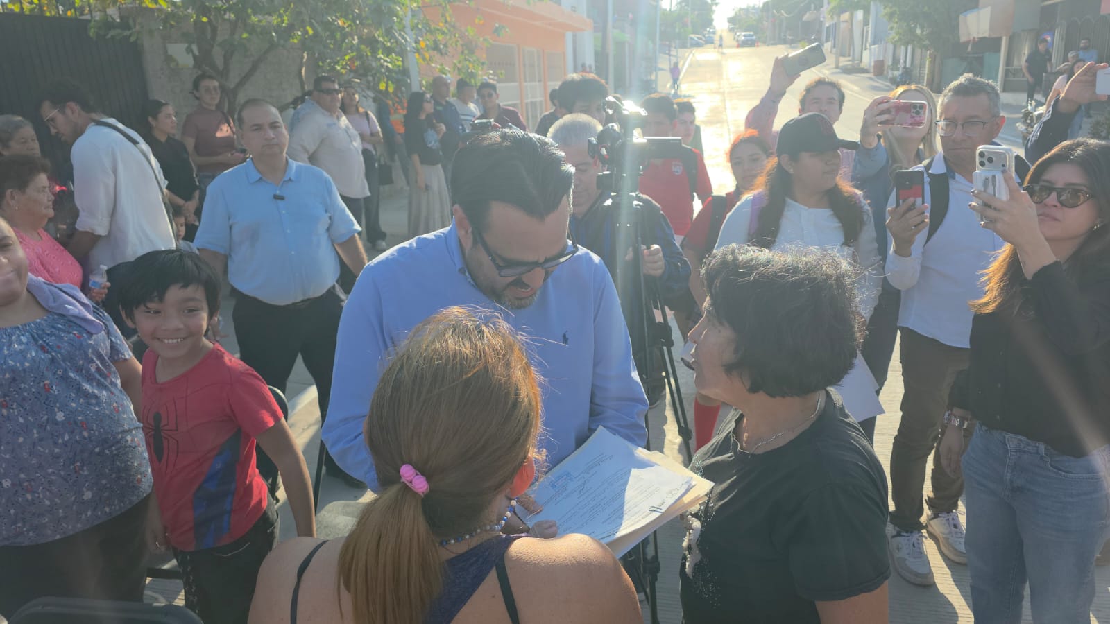 Alcalde de Culiacán entrega pavimentación en colonia Huizaches