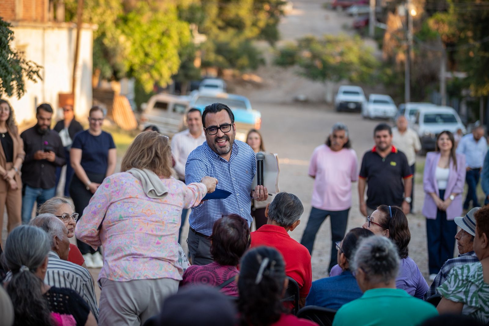Alcalde de Culiacán visita la colonia Aquiles Serdán para iniciar pavimentación.
