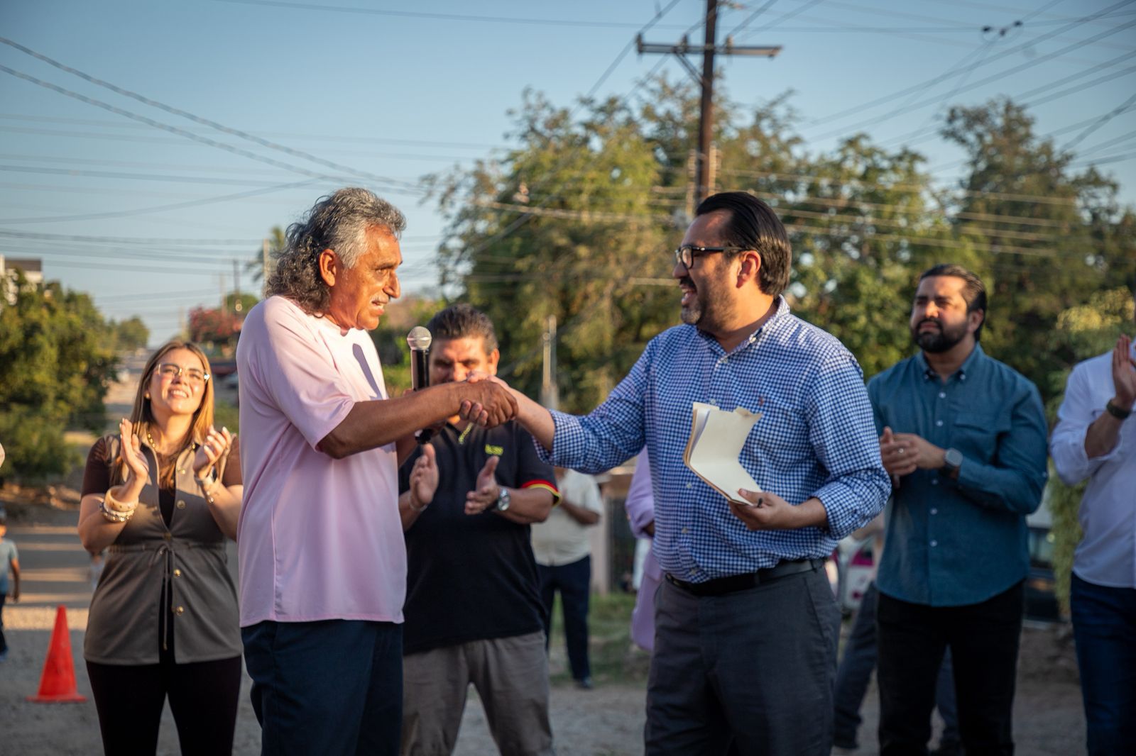 Se saludan "El Guapo" Rosas y Juan de Dios Gámez, alcalde de Culiacán