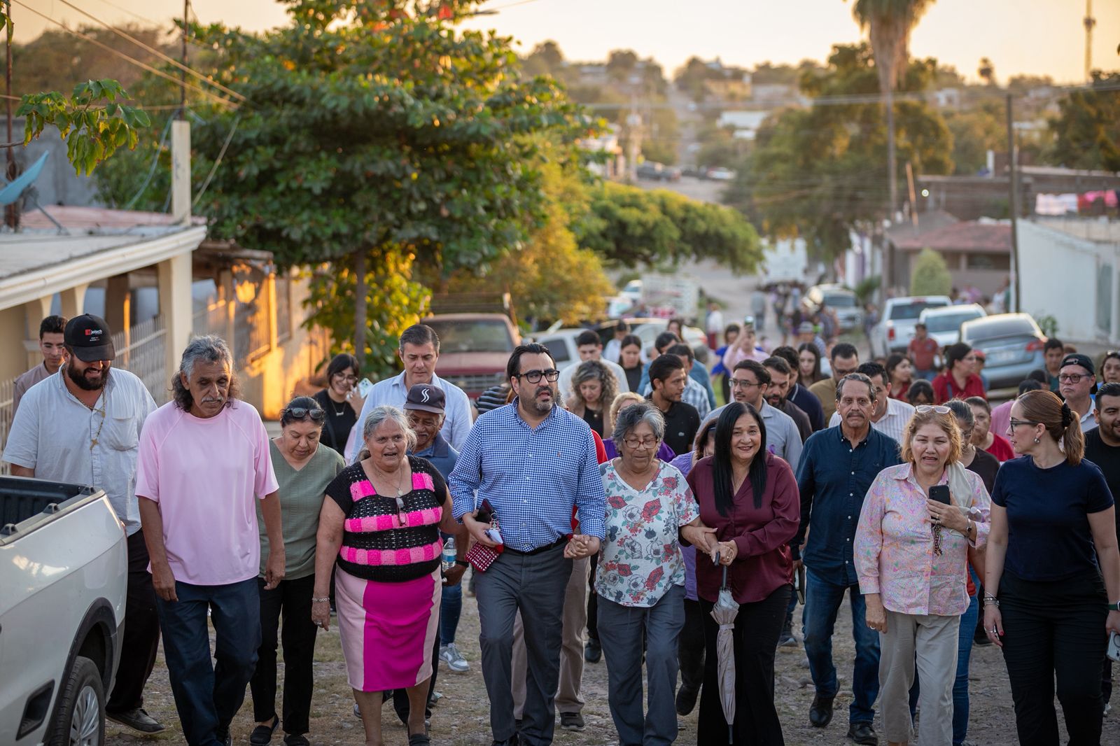 Alcalde de Culiacán visita la colonia Aquiles Serdán para iniciar pavimentación.