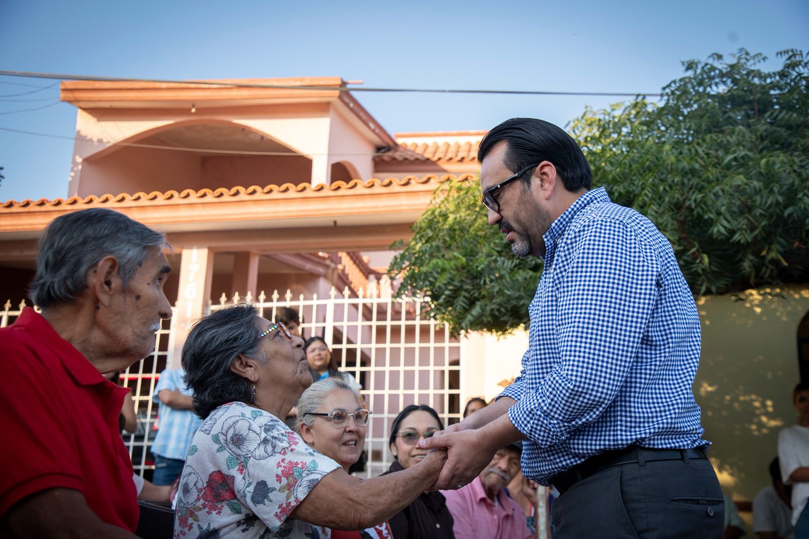 Alcalde de Culiacán visita la colonia Aquiles Serdán para iniciar pavimentación.